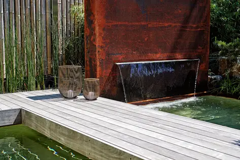 Staudenrabatte im Abendlicht