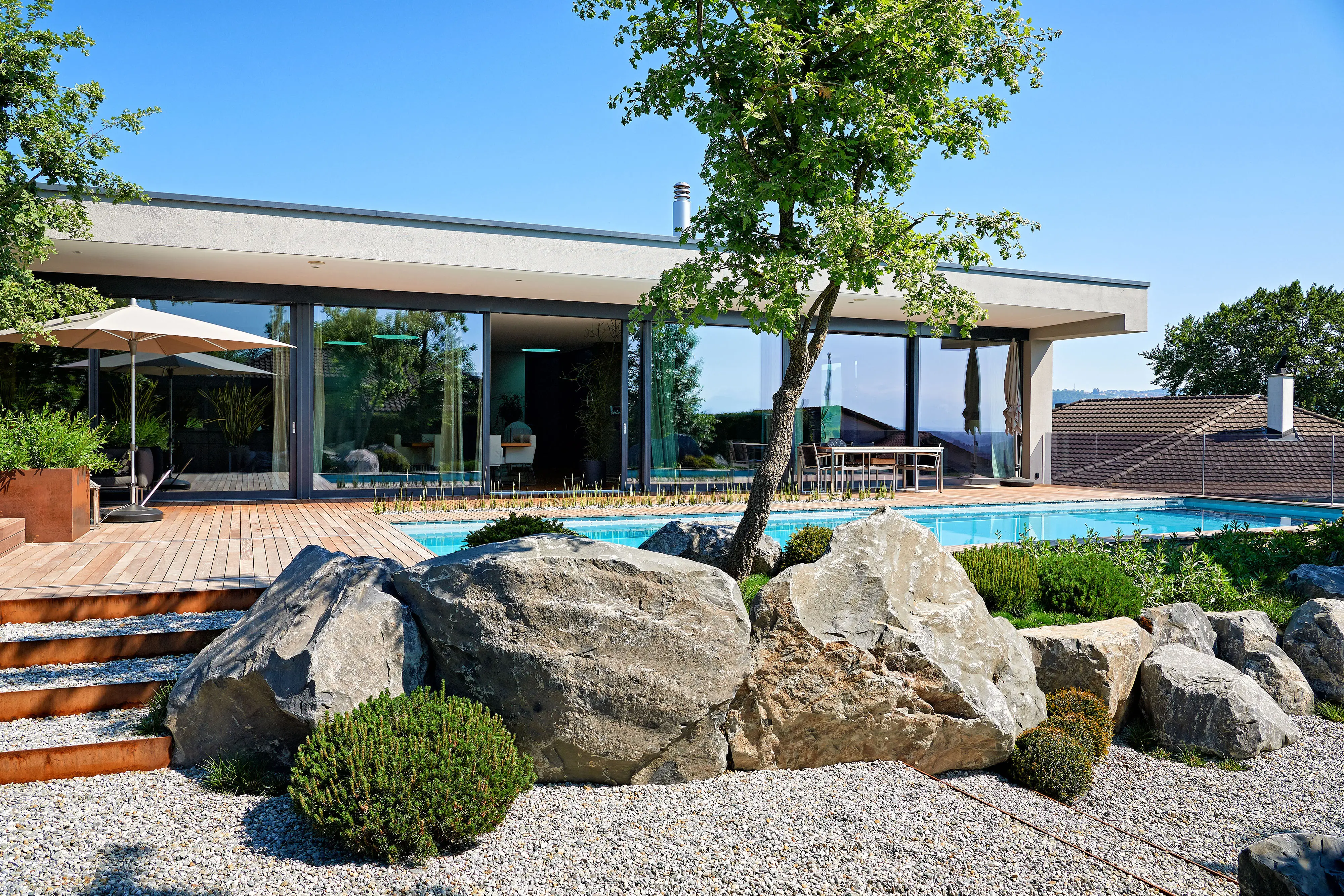 Biopool mit Holzdeck