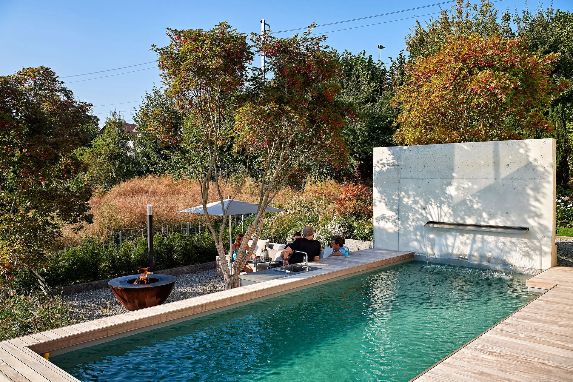 Biopool mit Holzdeck