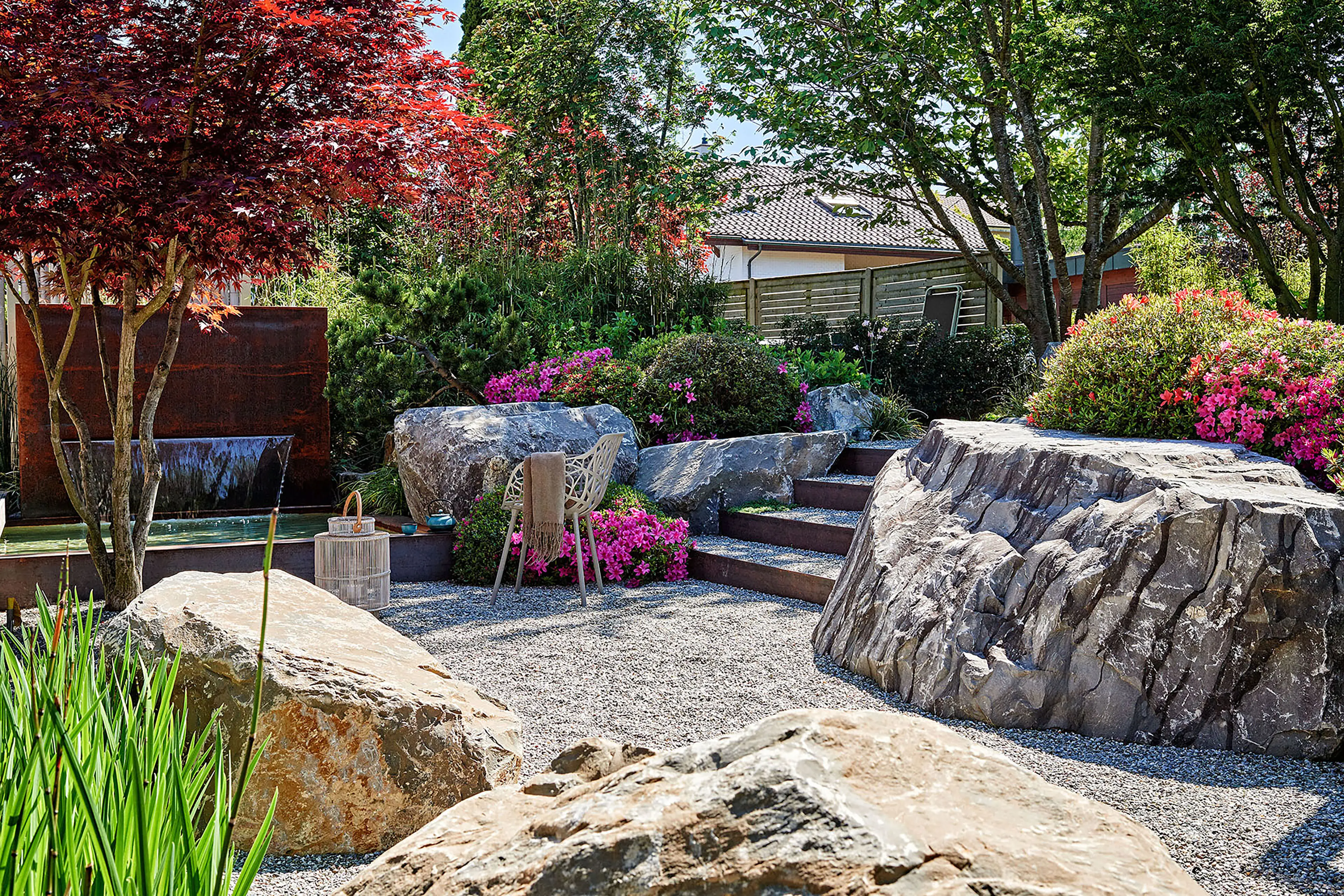 Biopool mit Holzdeck