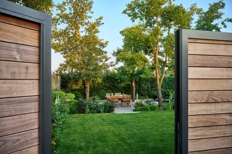 Staudenrabatte im Abendlicht