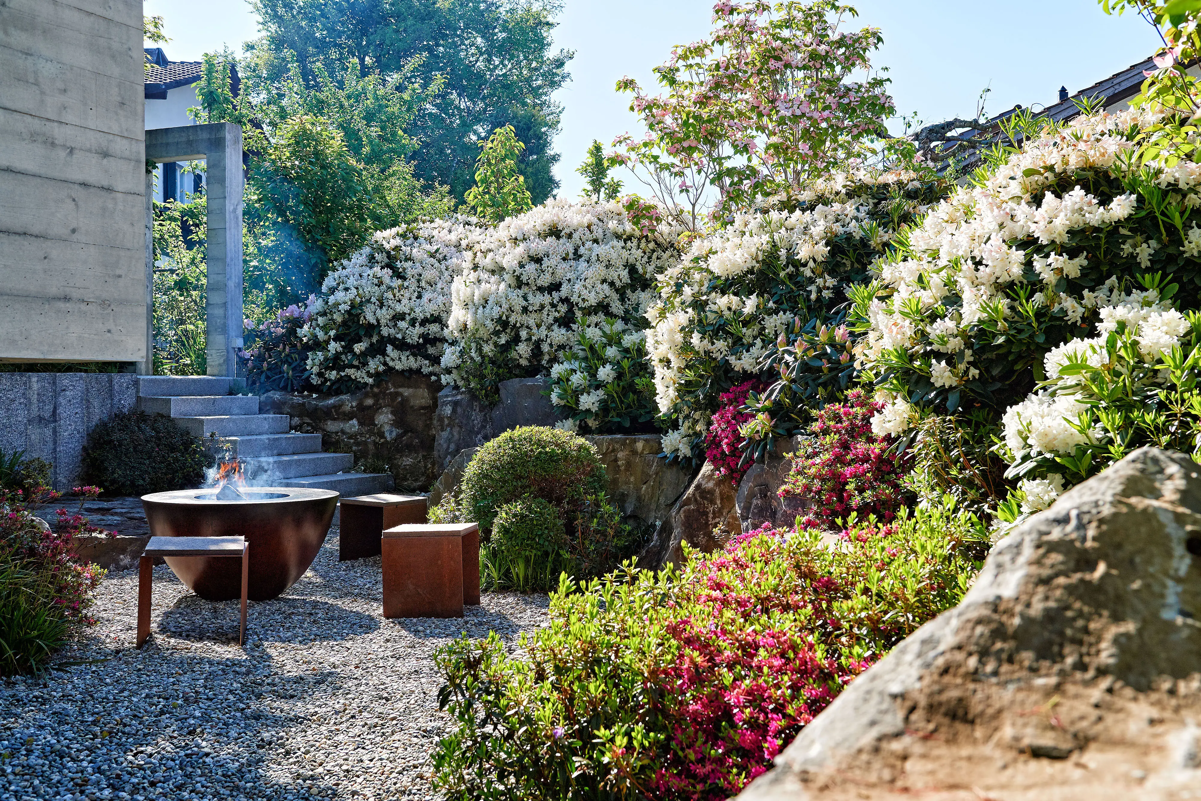 Biopool mit Holzdeck